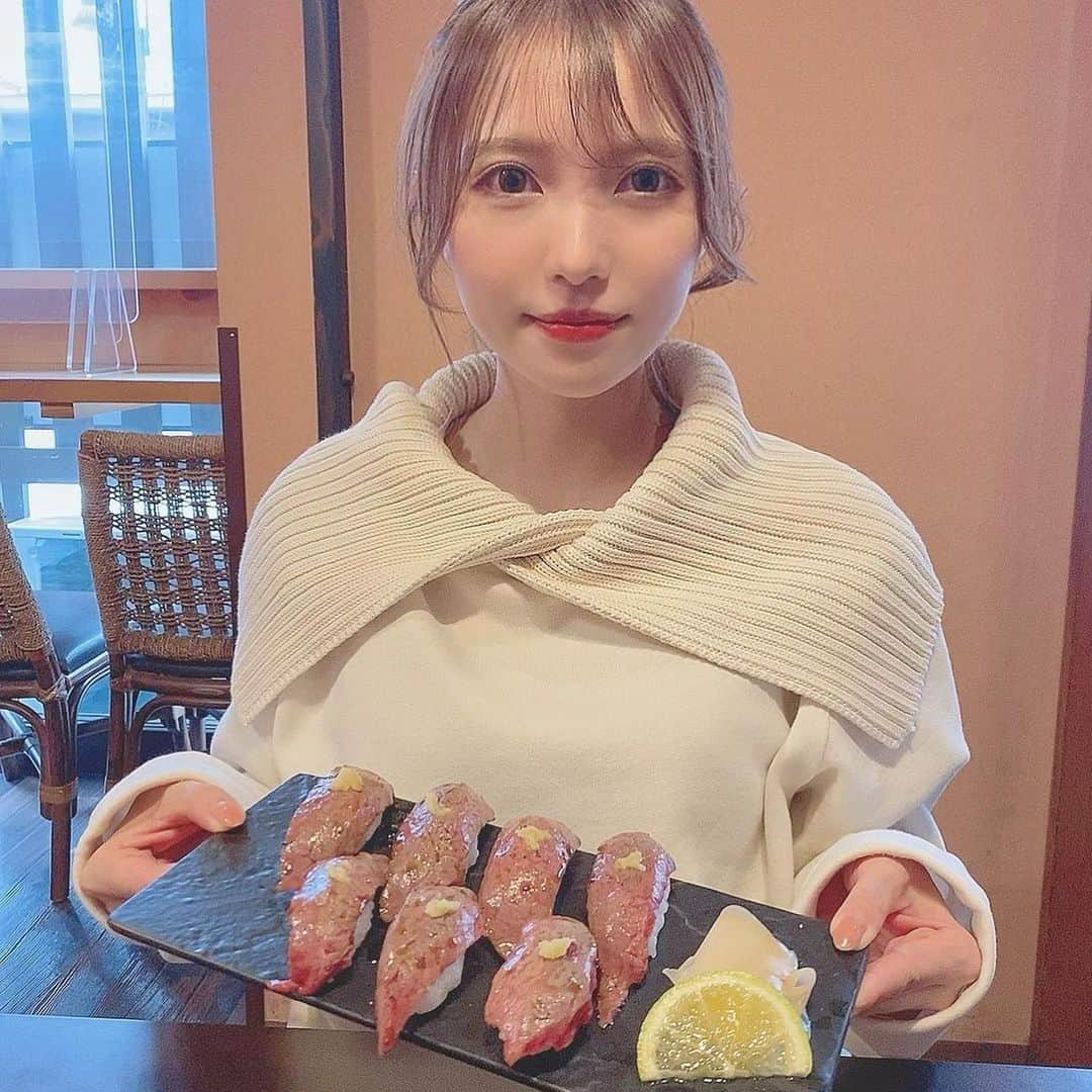 Moeka Takamatsuのインスタグラム：「豊後牛の肉寿司🍣 . おいしかった❤︎ . . . . #湯布院#ランチ#大分グルメ#湯布院グルメ#肉寿司#豊後牛#コーデ#ファッション#コーディネート#デートコーデ#低身長コーデ#プチプラコーデ#ロングヘア#ヘアスタイル#ヘアメイク#サロモ#데일리#데일리룩#패션#카페#일본 #yufuin#lunch#fashion#grl#hairstyle#makeup#followme#instagood#like4like」