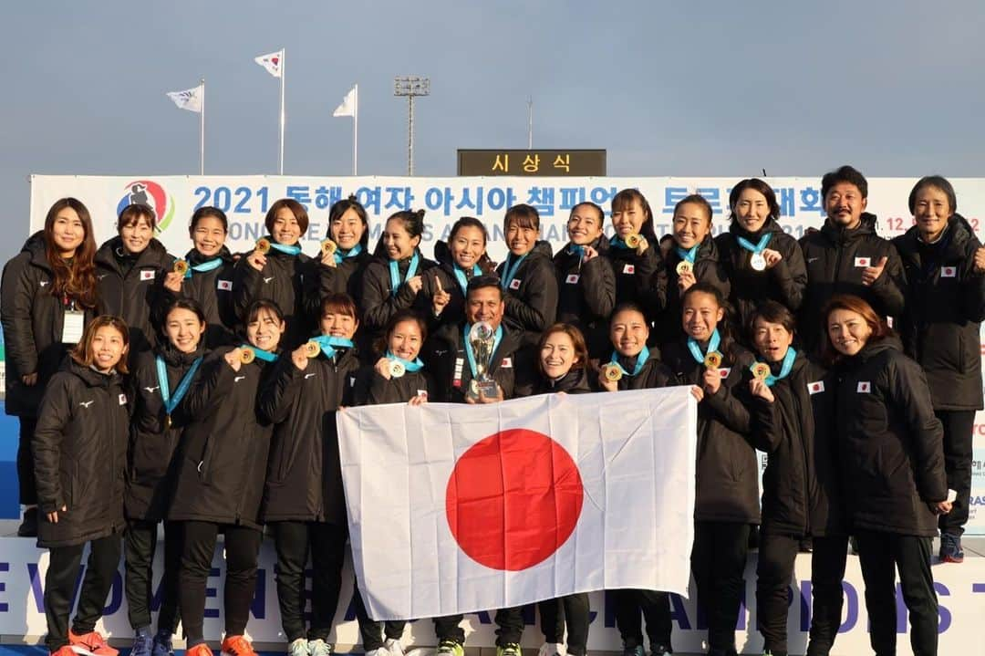 永井葉月さんのインスタグラム写真 - (永井葉月Instagram)「. . 🌸🇯🇵We are the champions🏆✨ I'd like to thank you from the bottom of my heart  Love you guys😊 . . Asia champions trophy 優勝🥇 今年最後の国際試合 優勝という形で終えることが出来て 本当に幸せです✨ 時間が無い中でも自分達で 何がやりたいかを考えたり 監督、スタッフの皆さんが 私達を信じて沢山のサポートを してくださったり チームが一つになった結果だとおもいます✨ スタッフの皆さん、チームメイト スポンサー様、大会関係の皆様 心から感謝しています 本当に本当にありがとうございました☺️🌸 来年もさくらジャパンの 応援の程よろしくお願いします✨ . . 진심으로 감사드립니다🇰🇷 . . @jha_sakura  @asiahockey  @fihockey  @japan.hockey  . . #fieldhockey #フィールドホッケー  #asiachampionstrophy  #アジアチャンピオンズトロフィー  #さくらジャパン #優勝 #幸せ  #happymoment #幸せな瞬間  #ありがとうがいっぱい  #loveyouguys」12月11日 20時40分 - hazuki815hazuki