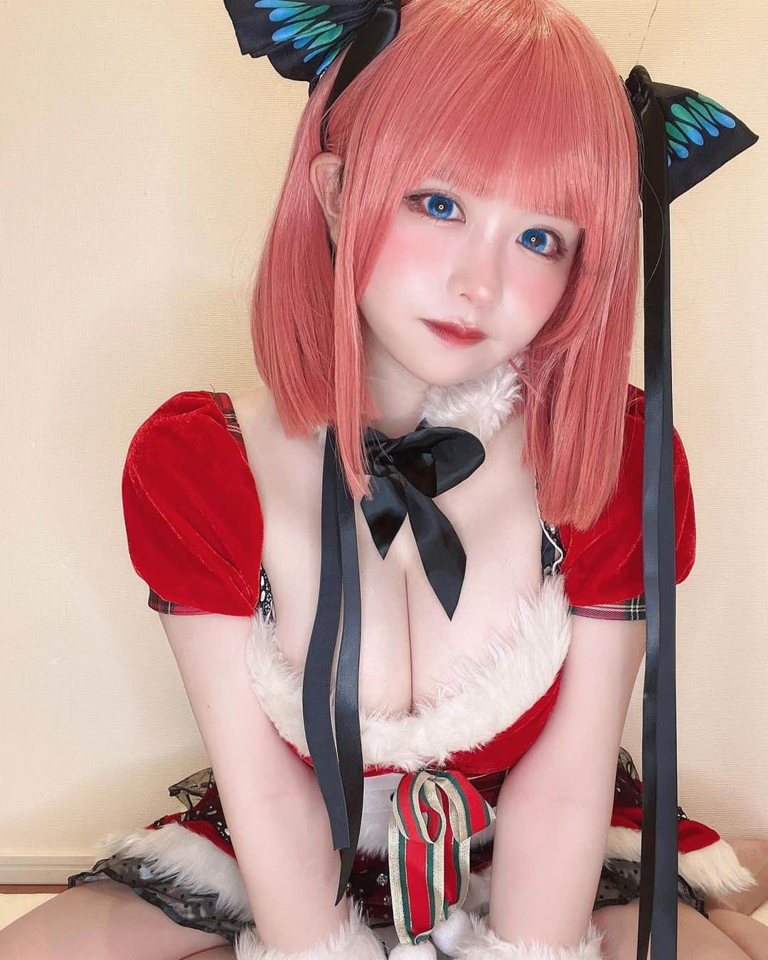 日向すずさんのインスタグラム写真 - (日向すずInstagram)「二乃サンタ❤️‍🔥❤️‍🔥❤️‍🔥  #cosplay #cosplayer #cosplaygirl #japanesecosplayer #japanesecosplay #japaneseculture #コスプレ #コスプレイヤー #コスプレ女子 #コスプレ撮影 #コスプレ写真 #gotoubunnohanayome #gotoubunnohanayomecosplay #nino #nakanonino #nakanoninocosplay #中野二乃#五等分の花嫁 #中野二乃コスプレ #五等分の撮影コスプレ#ごと嫁 #中野二乃コス #二乃コス」12月11日 20時43分 - osuzudashi_