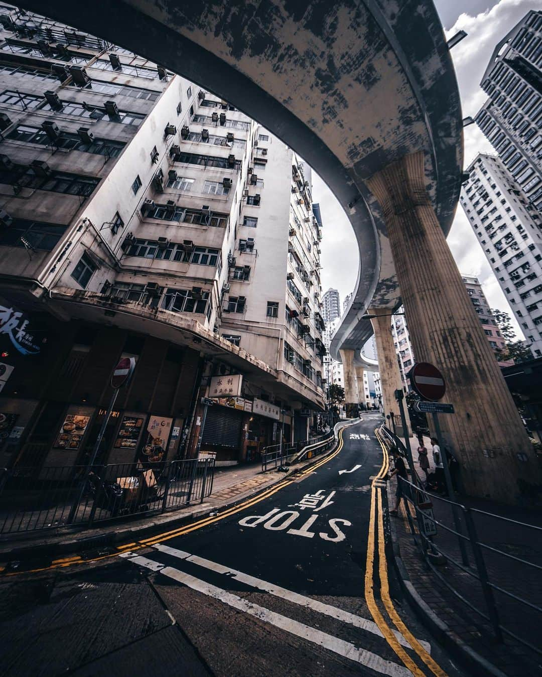 R̸K̸さんのインスタグラム写真 - (R̸K̸Instagram)「Hong Kong / Macau Street Pack ・ ・ ・ ・ #beautifuldestinations #discoverearth #fantastic_earth #awesome_earthpix #ourplanetdaily #visualambassadors #stayandwander #awesome_photographers #IamATraveler #wonderful_places #TLPics #depthobsessed #designboom #voyaged #sonyalpha #bealpha #aroundtheworldpix #streets_vision #complexphotos #d_signers #lonelyplanet #modernArchitect #architectanddesign #architecture_hunter #artsytecture #amazingarchitecture #luxuryworldtraveler #fromwhereidrone #onlyforluxury #lovetheworld @sonyalpha  @lightroom @9gag @paradise @mega_mansions @natgeotravel @awesome.earth @national_archaeology」12月11日 21時00分 - rkrkrk