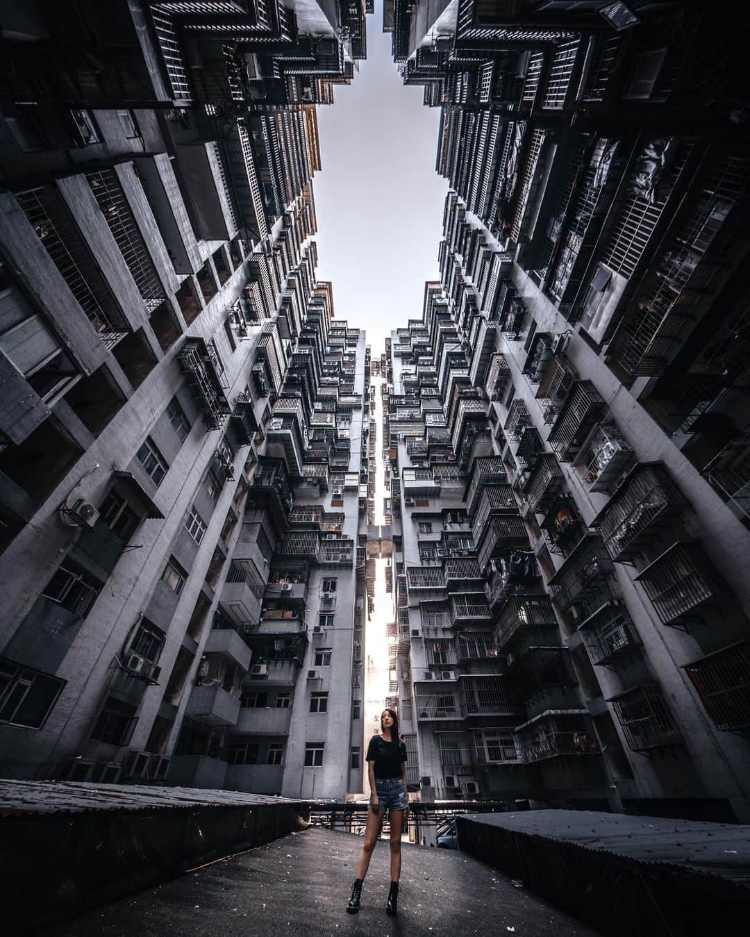 R̸K̸さんのインスタグラム写真 - (R̸K̸Instagram)「Hong Kong / Macau Street Pack ・ ・ ・ ・ #beautifuldestinations #discoverearth #fantastic_earth #awesome_earthpix #ourplanetdaily #visualambassadors #stayandwander #awesome_photographers #IamATraveler #wonderful_places #TLPics #depthobsessed #designboom #voyaged #sonyalpha #bealpha #aroundtheworldpix #streets_vision #complexphotos #d_signers #lonelyplanet #modernArchitect #architectanddesign #architecture_hunter #artsytecture #amazingarchitecture #luxuryworldtraveler #fromwhereidrone #onlyforluxury #lovetheworld @sonyalpha  @lightroom @9gag @paradise @mega_mansions @natgeotravel @awesome.earth @national_archaeology」12月11日 21時00分 - rkrkrk