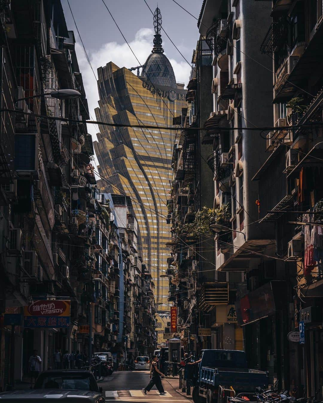 R̸K̸さんのインスタグラム写真 - (R̸K̸Instagram)「Hong Kong / Macau Street Pack ・ ・ ・ ・ #beautifuldestinations #discoverearth #fantastic_earth #awesome_earthpix #ourplanetdaily #visualambassadors #stayandwander #awesome_photographers #IamATraveler #wonderful_places #TLPics #depthobsessed #designboom #voyaged #sonyalpha #bealpha #aroundtheworldpix #streets_vision #complexphotos #d_signers #lonelyplanet #modernArchitect #architectanddesign #architecture_hunter #artsytecture #amazingarchitecture #luxuryworldtraveler #fromwhereidrone #onlyforluxury #lovetheworld @sonyalpha  @lightroom @9gag @paradise @mega_mansions @natgeotravel @awesome.earth @national_archaeology」12月11日 21時00分 - rkrkrk