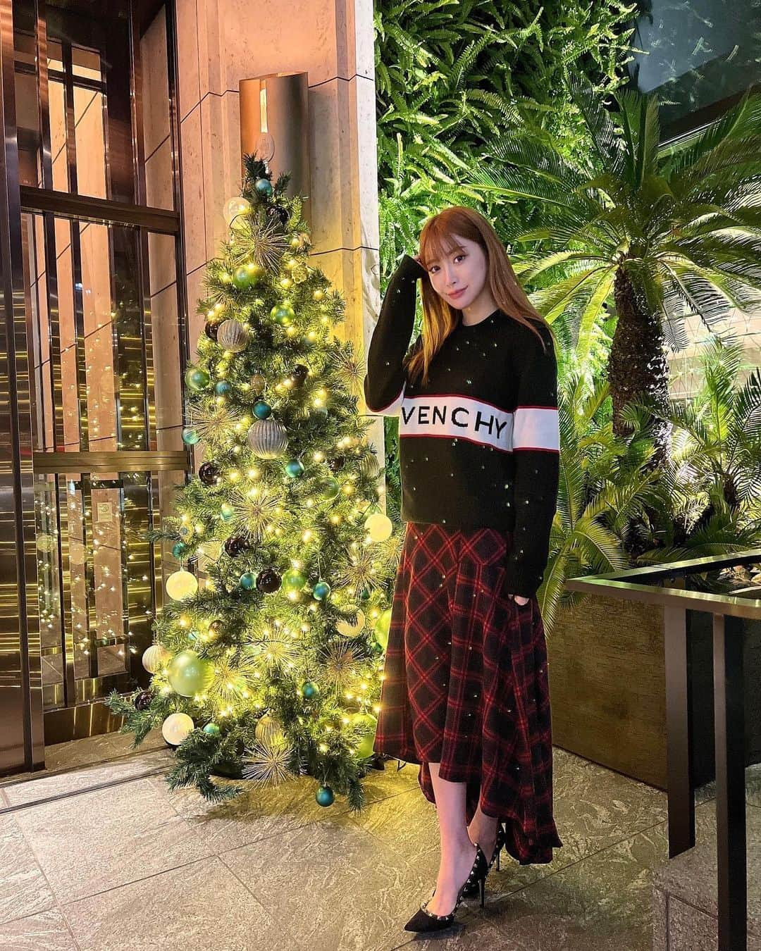 南杏奈さんのインスタグラム写真 - (南杏奈Instagram)「@aoyamagrand  入口がとても映え🎄✨✨  @duras_official の 赤チェック柄のスカートが イルミネーションとあっててかわいい❤️💚✨ _ __ _ __ #外苑前 #東京ホテル #青山グランドホテル #私服 #デュラス #赤チェック #ロングスカート #チェックスカート #今日のコーデ #秋冬ファッション #ファッション #コーデ記録 #クリスマスツリー #クリスマス #イルミネーション #duras_style #ootdfashion #duras #longskirt #japanesegirl #photo_jpn #japan_of_insta #instafashion #fashionista #womensfashion #theaoyamagrandhotel #gaienmae #illumination #christmas #christmastree」12月11日 21時00分 - anna1031__