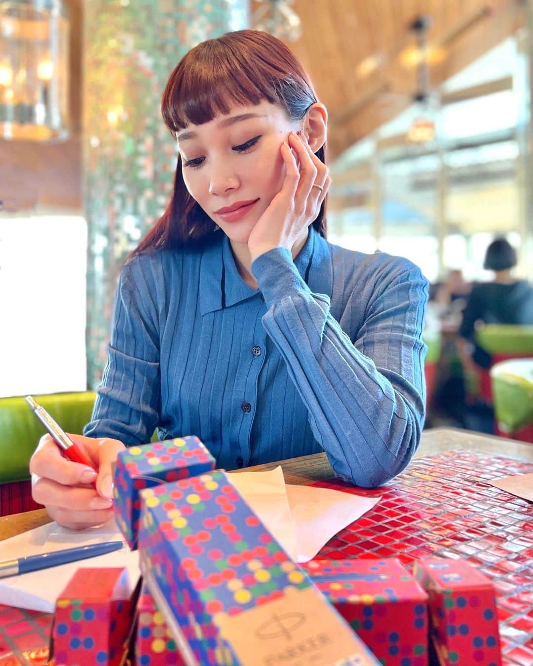 のインスタグラム：「最近は文字を書くことがすっかり減ってしまったけど、やっぱり手書きで想いを伝えるのって素敵だなって思います✉️ 特にホリデーシーズンは手紙やメッセージカードを書く事が多い季節🎄 パッケージもクラッカーみたいでかわいいPARKERのペンで🖋 @parkerpensjapan  #ジョッタークラッカー #parkerpen #パーカーペン」