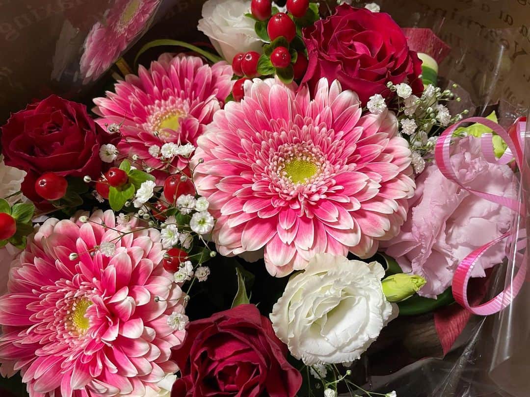 藩彩華のインスタグラム：「今月誕生日だからと、 可愛い花束を頂きました💐 有難う御座います❕❕」