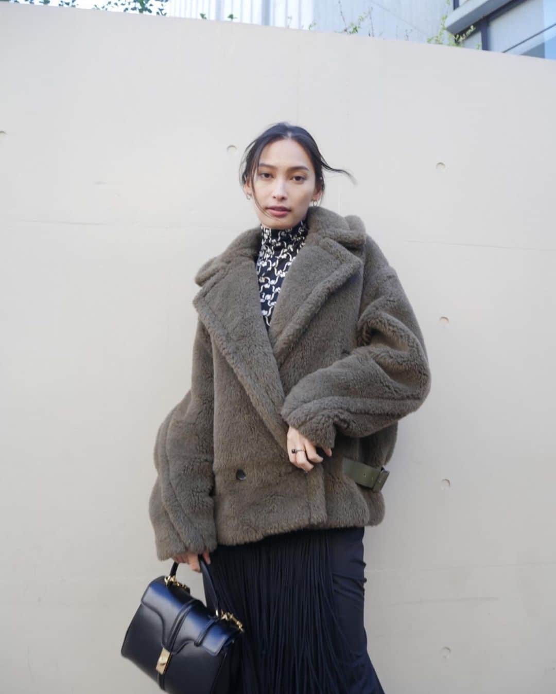 大政絢のインスタグラム：「#今日の絢服 撮影で袖を通してからゾッコンだったコート！ やはり可愛い…🧸 暖かいので中は薄着で🤍 これから先とても活躍しそう！  #maxmala#テディベアコート」
