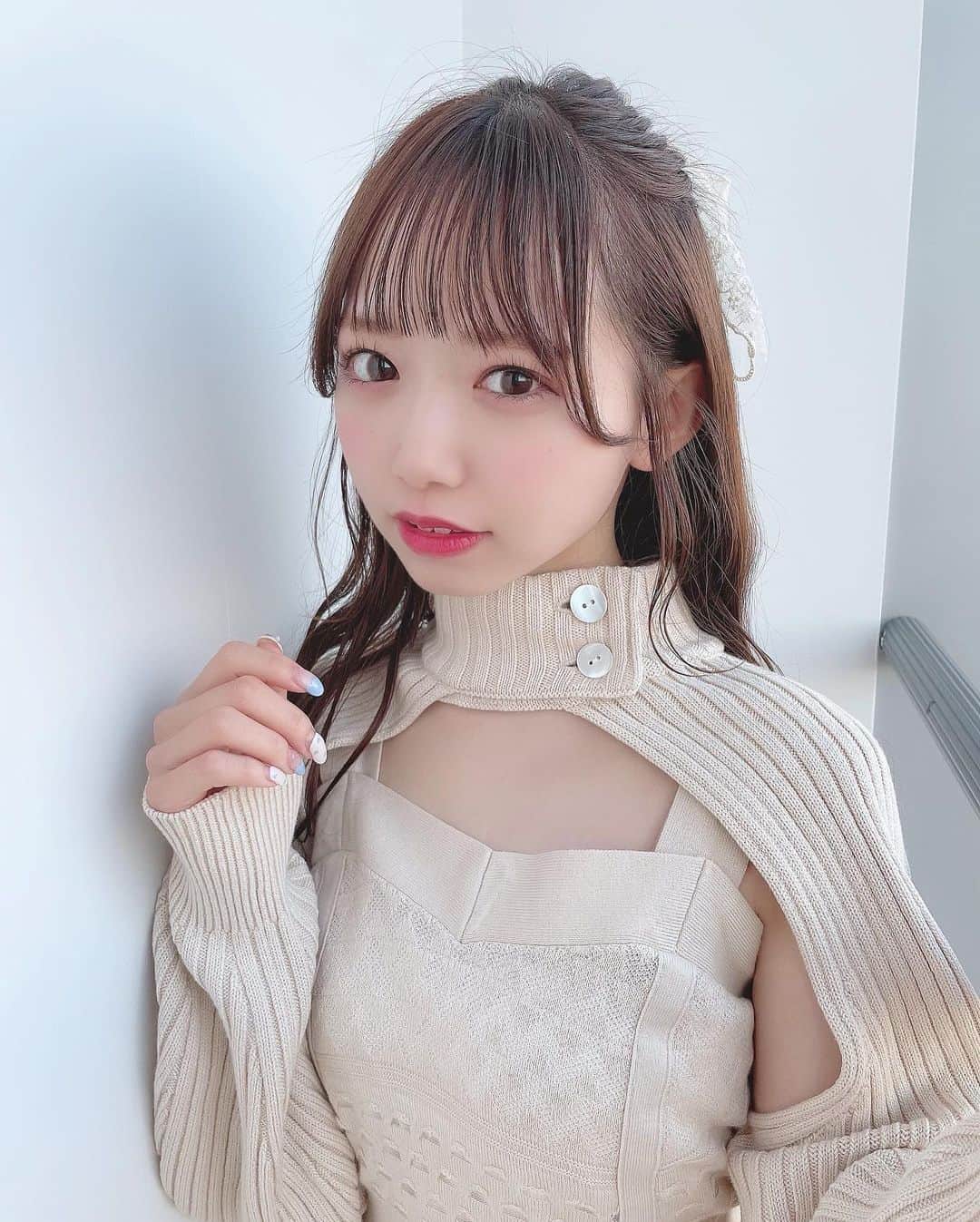 畑美紗起のインスタグラム：「いつもとちがう雰囲気すき🤒？  とってもかわいいおようふくなの〜🤍☁️ ワンピース🏷 @crayme_official   #ハーフアップ #ヘア #ファッション #髪色 #髪型 #髪型アレンジ #前髪 #わたるマジック #シースルーバング #シースルー前髪 #ヘアアレンジ #ヘアカラー #今日のコーデ #冬コーデ #ラストアイドル #ラストアイドル2期生 #ラスアイ #畑美紗起 #fashion #fashiongram #fashionista #ootd #ootdfashion  #instafashion #dailylook #hairstyle #outfit #hairstyle #haircolor #hair」