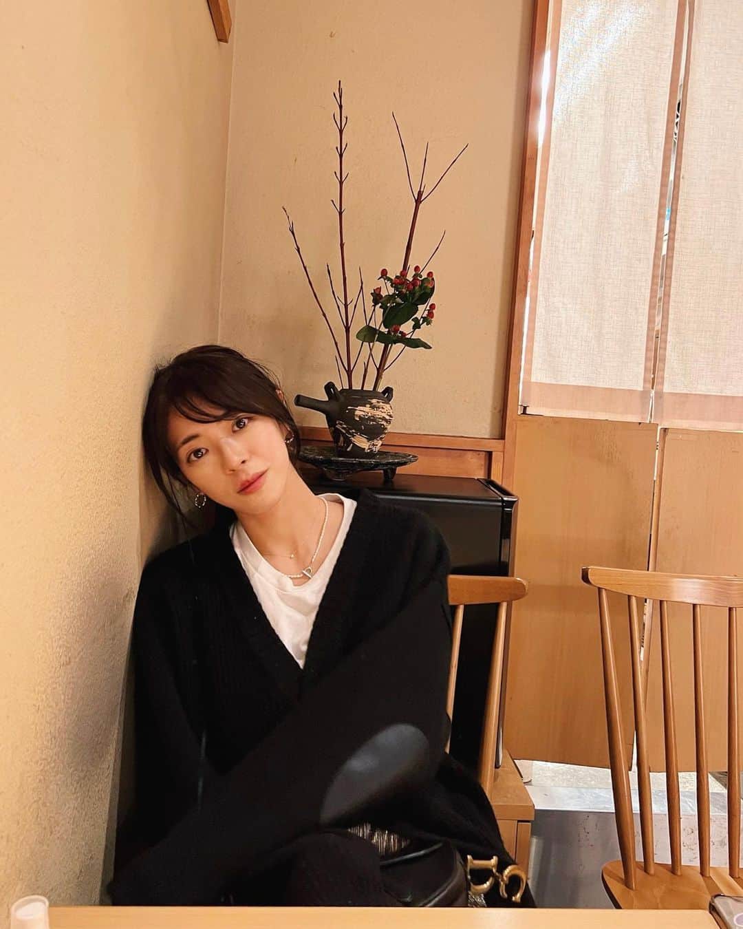 わちみなみのインスタグラム：「MISIAさんの星空のライブに行ってきて、 なんだか放心状態です✨  歌いながら感涙する姿、観に来ている人たちが楽しそうに手を振っているのを観てすごく幸せな気持ちになりました🥺  こんなに明るくて楽しい気持ちになっていいんだろうか？！と思うぐらい エネルギーに溢れた空間😭✨  わたしにでさえびしびし！パワーが伝わってきて、もう一体どんな生き方をされたらこんなに伝える力を備えられるのかと😭 歌声の素晴らしさにただただ圧倒されるばかりでした🥲✨  途中九州弁の歌もあり、わたしの地元にも想いを寄せることができてほんとーーっに幸せでした😍✨  ゆるっとカーディガン☺︎で参りました  #ライブ　#misia星空のライヴ」