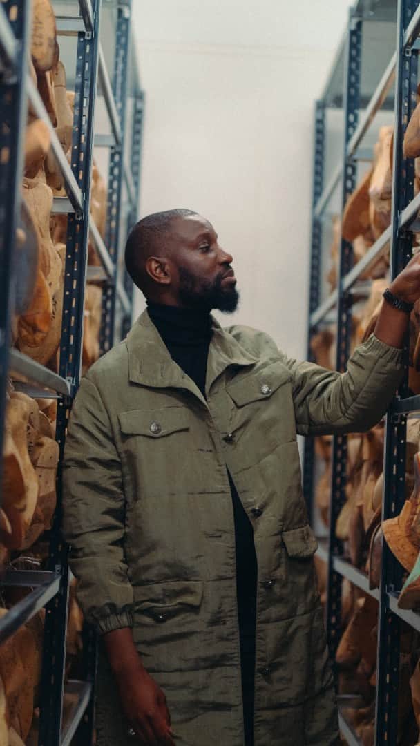 マサロのインスタグラム：「Abd Al Malik discovers the ateliers of the shoemaker Massaro, newly installed inside 𝘭𝘦19M, the Parisian building dedicated to the Fashion Métiers d'art. In the skilled hands of artisans, designs for the CHANEL 2021/22 Métiers d’art collection by Virginie Viard come to life before the artist’s very eyes.   See more at chanel.com   The health and safety of our guests and crews is our priority. A strict sanitary protocol has been implemented during these events.   #CHANELMetiersdart #CHANEL #CHANELShow @ChanelOfficial @Le19M #Le19M #Massaro @AbdAlMalikmusic #abdalmalik」