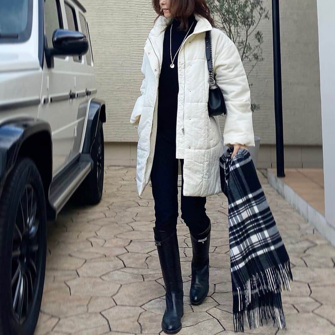 akko3839さんのインスタグラム写真 - (akko3839Instagram)「⁡ ⁡ 𝐢𝐯𝐨𝐫𝐲×𝐛𝐥𝐚𝐜𝐤 ⁡ ダウンライクで軽くて暖かな中綿コート プチプライスだから淡いカラーも 挑戦しやすい🤍 ⁡ ⁡ coat @auntmaries.official  knit #zara pants #sysorus bag #chanel stole #johnstons boots #hermes ⁡ ⁡ ⁡ ⁡ ⁡ ⁡ ⁡ #outfit#code#instalike#fashionista#instafashion#ootd#simple#chic#style#stylish#styleblogger#Instafashion#fashiongram#mystyle#fashionista#コーデ#コーディネート#アントマリーズ#auntmaries#am_code #auntmaries #大人コーデ#アラフィー#アラフィーコーデ」12月11日 21時33分 - akko3839