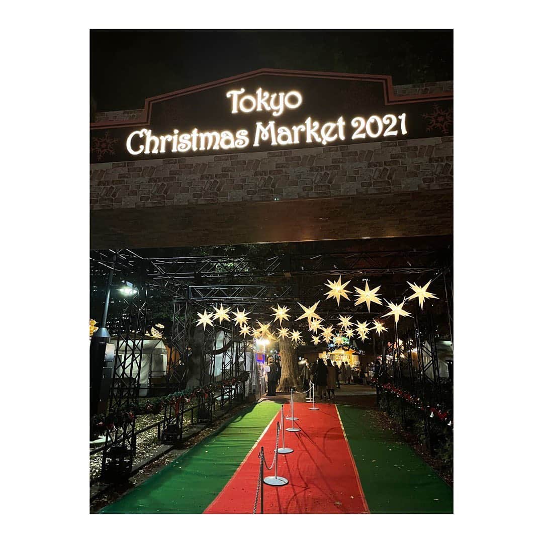 佐野ひなこのインスタグラム：「Tokyo Christmas Market 2021 カヌレが美味しすぎた☺️♡ のりちゃん　@marvelous_ebisu に誘ってもらって行ってきたよ✌︎25日まで。寒いからあったかい格好で行こうね。」