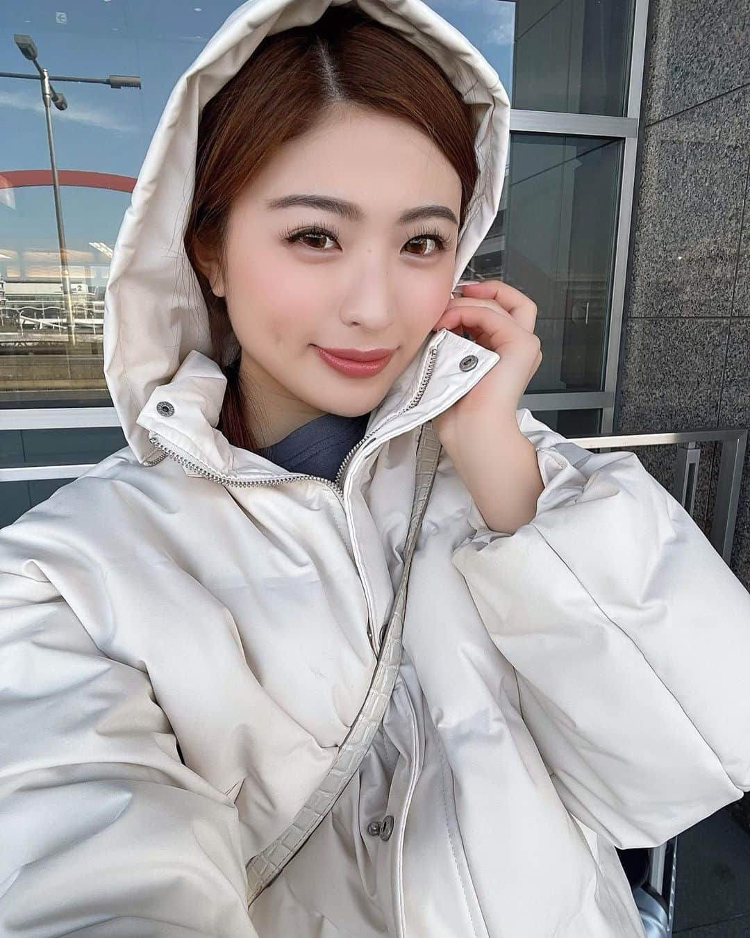 MIYABIのインスタグラム：「本日は沖縄✈️🌺  @epicaokinawa よろしくお願い致します🌴🧡  BIKINI NIGHT👙楽しみましょうねっ🥰  温かいかなぁワクワク✨  #沖縄 #epicaokinawa」
