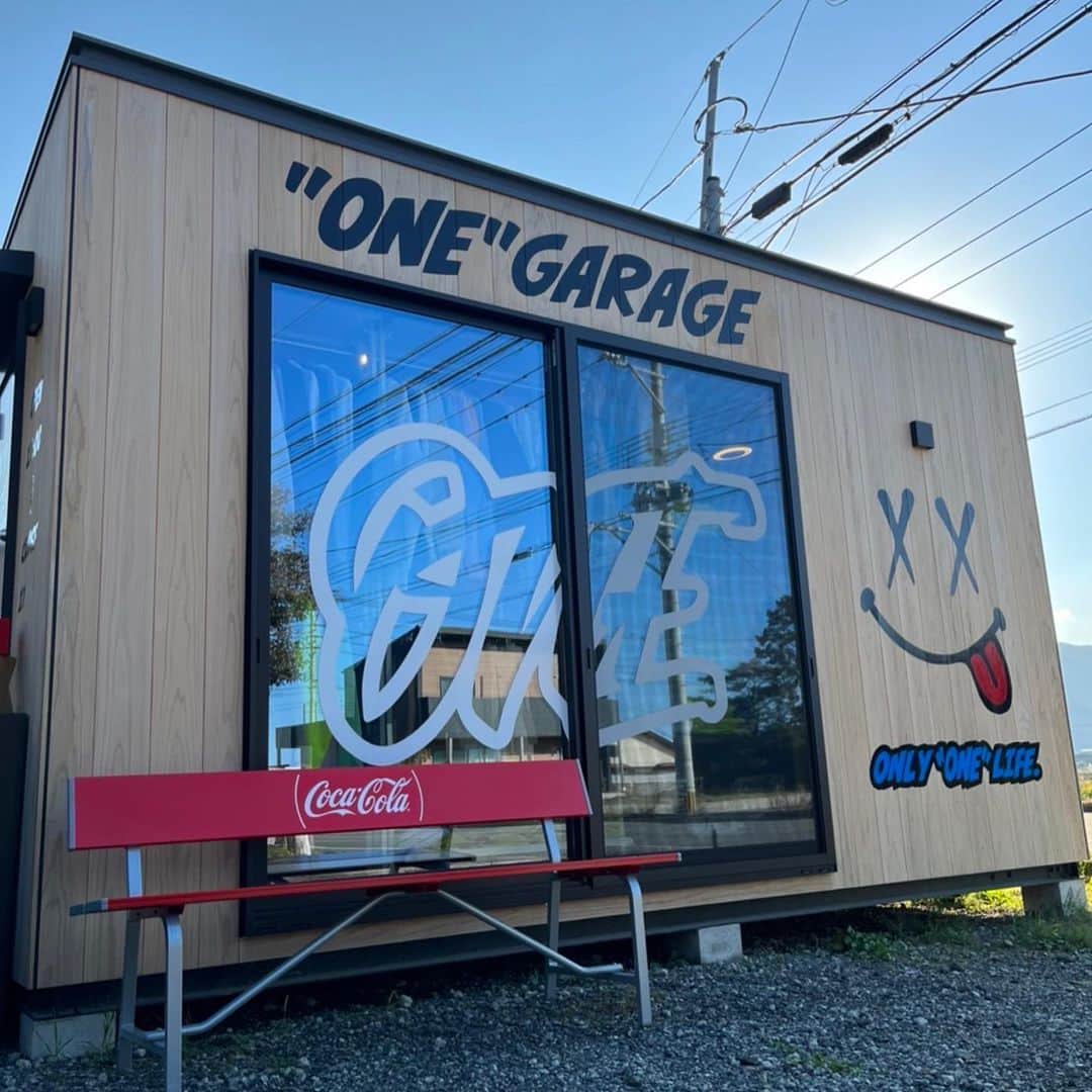峰竜太のインスタグラム：「今月より糸島のONEガレージを中古品のリセールメインでやりたいと思います！ ONEの商品も新作等は取り扱いします。 ハイブランド、ストリート、そしてONEの中古も全て格安で販売します！ ハイブランドとかストリートブランドは僕の中古品がほとんどです！ 1シーズンしか使わないんで笑 ONEも撮影で着用したやつが山ほどw 来週くらいからインスタで情報流していくので、インスタフォローお願いします @one_garageshop  他県への発送も行います。 よろしくお願いします！」