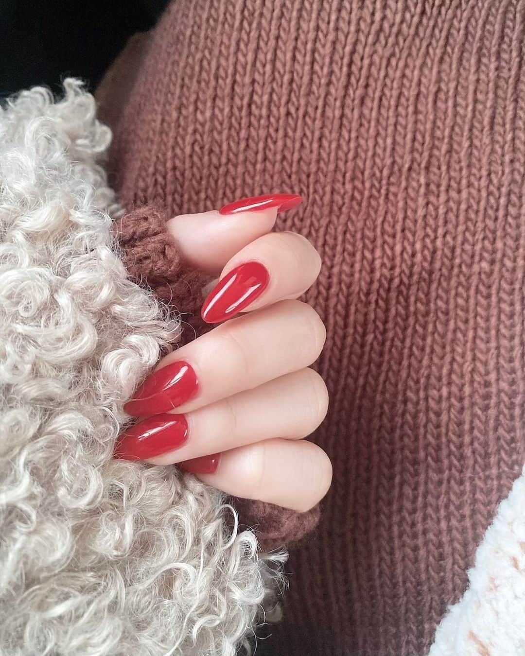 木田絵里香のインスタグラム：「. 赤ネイルって定期的にやりたくなるけど 3日で飽きちゃった😊🎄 . #❤️」
