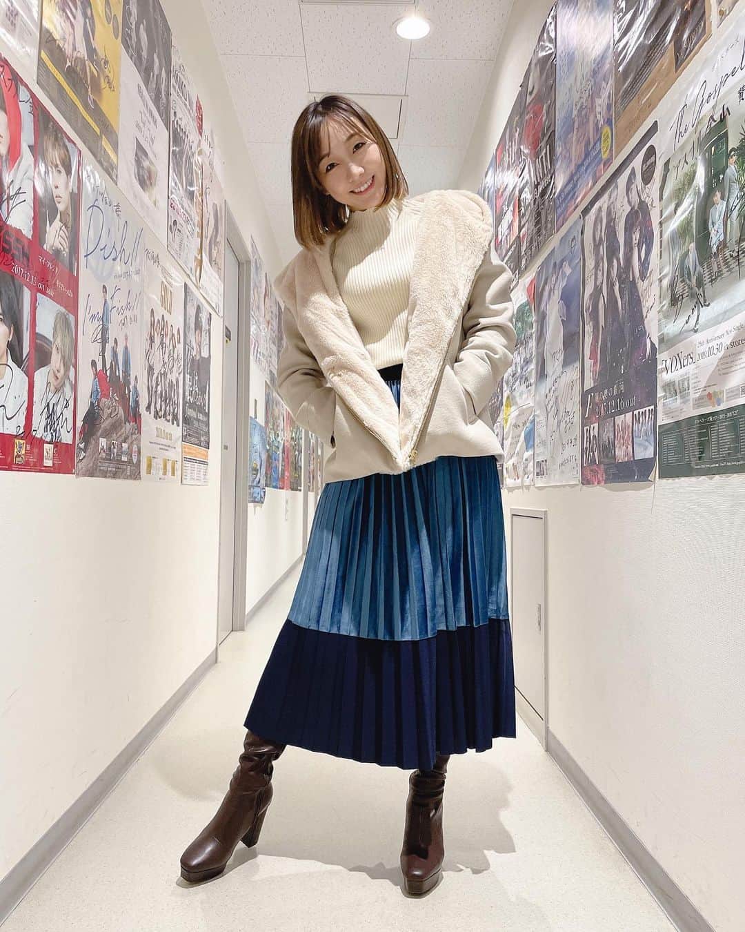 須田亜香里さんのインスタグラム写真 - (須田亜香里Instagram)「ふわふわコートに包まれて幸せの図❄️🍢  毎月第2、第4木曜日に アスナル金山で公開録音している 【須田亜香里×ASUNAL TREASURE】 で12/9着ていたお洋服。  毎回お衣装はアスナル金山の お洋服屋さんのコーデで出演しているのですが、 今回はエルベンスドゥさん。 @asunalkanayama  @elvencedeux_official   気に入りすぎて買い取ろうとしていたら 今回はアスナルさんがクリスマスプレゼントにしますよーってことで、いただきました🥺💕 アスナルさんありがとうございます🌟  大人可愛い肌触り抜群のふわふわコート ウエストはゴムで楽ちんなブルーのベロアのプリーツスカート そして個人的には中のトップスの形と着心地がドンピシャでした。  冬のすっきりしたニットにありがちな圧迫感や二の腕パンパン感がさりげなく立体感出してくれるデザインでカバーされてて最高だった…！ 女の子の皆様、ぜひ真似っこしてね☺️❤️  最後の写真は昨日の放送でも発表していた 士門くんからリスナーさんへの 自腹プレゼントの裏側💸 ラストの動画はスタイリスト士門(笑)  年内ラストの公録は12/23！ 観覧エリアの応募も始まってます✨ またあれやるかも…🎸」12月11日 13時48分 - akarisuda