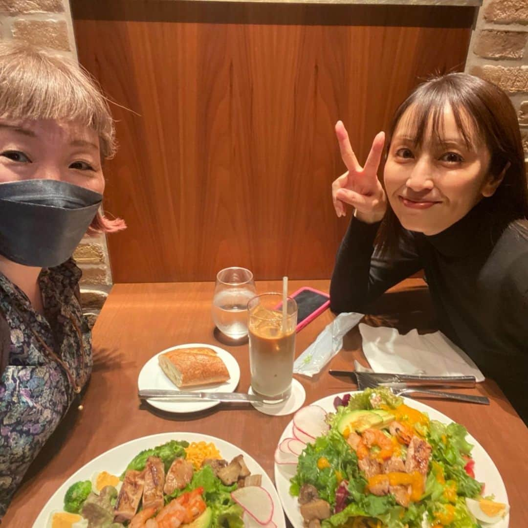 矢田亜希子さんのインスタグラム写真 - (矢田亜希子Instagram)「いつもの❤️大好きなサラダ❤️ #サラダランチ#久々の店内#ここ最近はいつもテイクアウトしていました」12月11日 13時49分 - akiko_yada