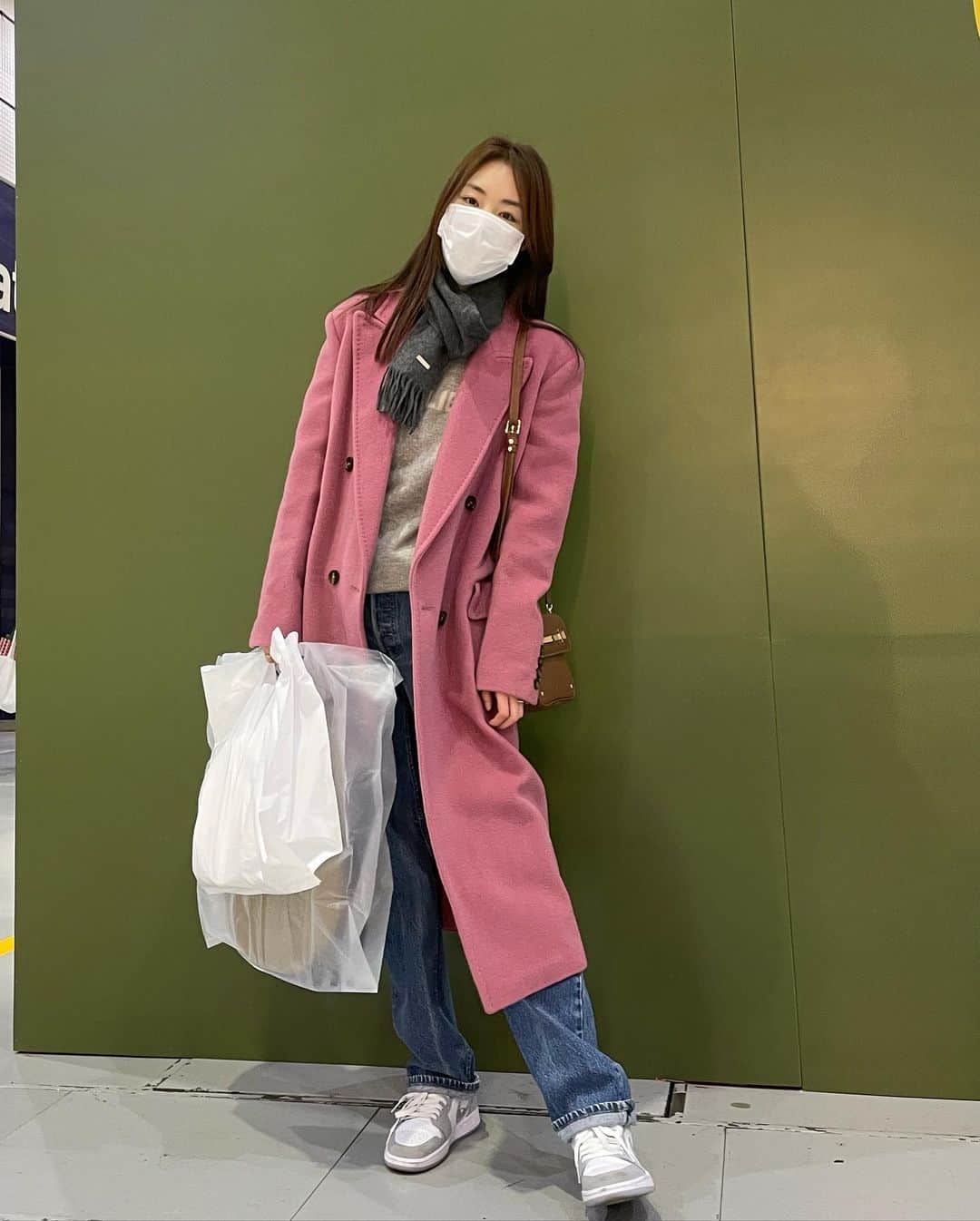 イ・ヨニのインスタグラム：「오전 일찍부터 와본 ㅎ 예쁜 접시 득템 @hi_iamjoojoo 홈데코 전시장 와서 오랜만에 구경하고 밥먹구」