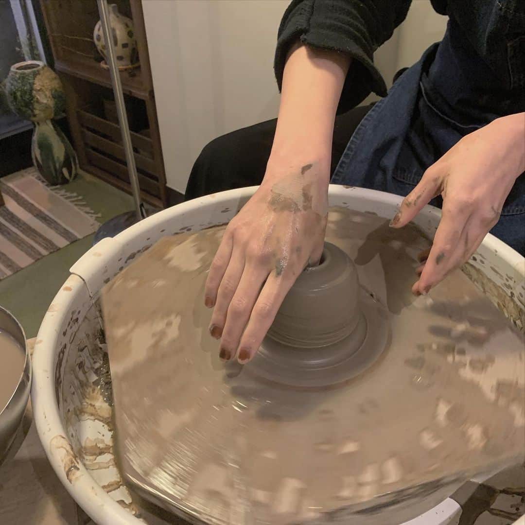 久保田紗友さんのインスタグラム写真 - (久保田紗友Instagram)「陶芸体験記録。陶芸は今までも経験はあったのですが、今回は我ながら自分史上1番上出来な気がします。私は、鍋用のお取皿とラーメンをお家で楽しむ為の器を作ったよ。焼き上がりが楽しみ☺️ あとは何と言っても土を触ることで、脳も身体もとっても癒されました🌿🌿またすぐに作りたい。 写真の時だけマスクを外しています😷」12月11日 14時36分 - kubotasayu