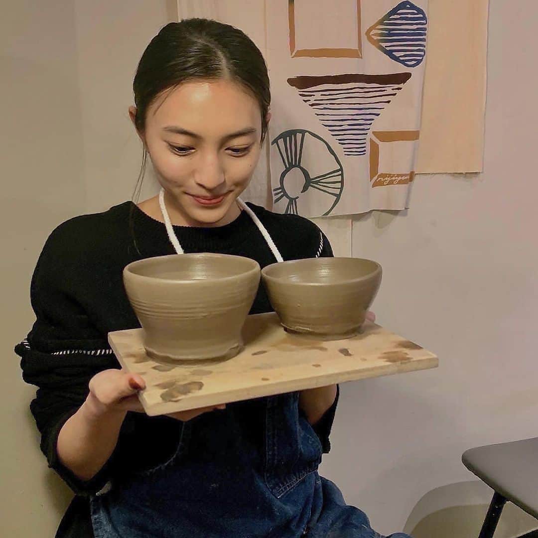 久保田紗友さんのインスタグラム写真 - (久保田紗友Instagram)「陶芸体験記録。陶芸は今までも経験はあったのですが、今回は我ながら自分史上1番上出来な気がします。私は、鍋用のお取皿とラーメンをお家で楽しむ為の器を作ったよ。焼き上がりが楽しみ☺️ あとは何と言っても土を触ることで、脳も身体もとっても癒されました🌿🌿またすぐに作りたい。 写真の時だけマスクを外しています😷」12月11日 14時36分 - kubotasayu