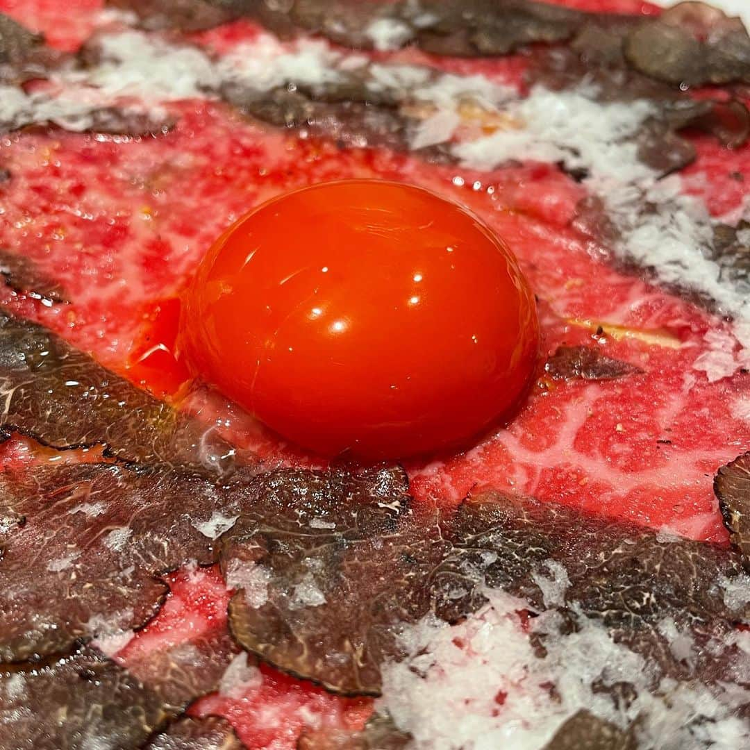 古田ちさこさんのインスタグラム写真 - (古田ちさこInstagram)「. 生肉の絨毯〜🥩  香箱ガニ🦀 雲丹✴︎ トリュフ🪨 のユッケ三連発☄️💫  打ち合わせという名の餌付けでした🎣 お仕事頑張ります。🤤🌈」12月11日 15時02分 - chisakofuruta