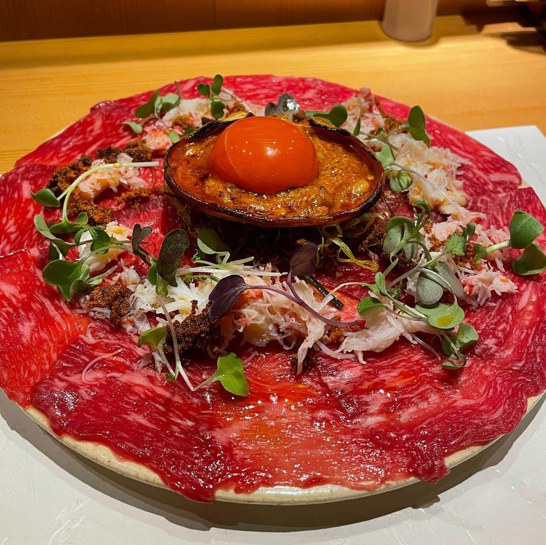 古田ちさこのインスタグラム：「. 生肉の絨毯〜🥩  香箱ガニ🦀 雲丹✴︎ トリュフ🪨 のユッケ三連発☄️💫  打ち合わせという名の餌付けでした🎣 お仕事頑張ります。🤤🌈」