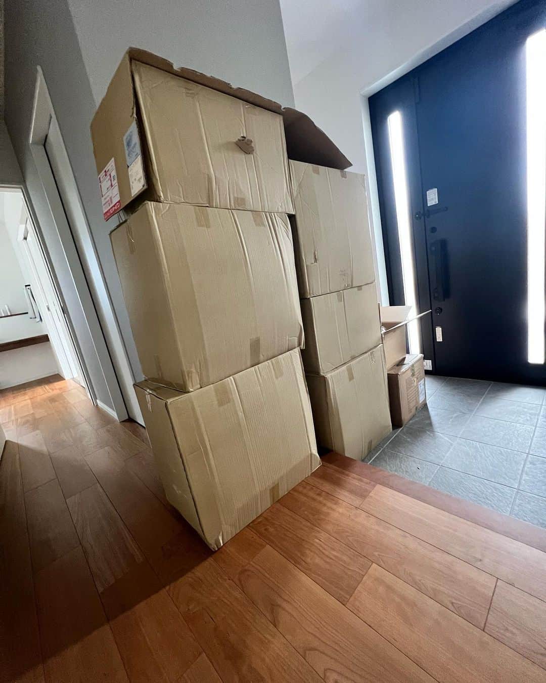 峰竜太のインスタグラム：「アパレルやるとこうなります。 1回の宅急便でダンボール20箱📦 別宅とハイエースが活躍してしてくれた😂 これはちなみに一部です😭 みんないつもたくさん買ってくれてありがとう🙏 来年は5店舗増やすよ🔥 @one.onlinestore  @onedamiano  @one_garageshop  @one_going」