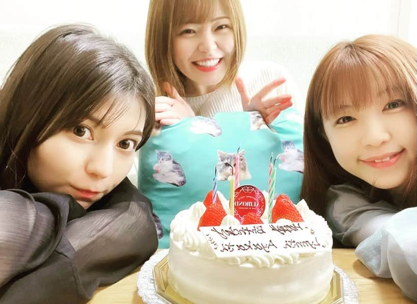 諏訪彩花のインスタグラム：「ぴえー！今年が終わるまえに😭‼️🎂💖今年の春に、後輩の鈴代紗弓ちゃんがわたしとLynnちゃんのお誕生日をお祝いしてくれたときの！！！！💐 載せたいと思ってたのに、だいぶ遅くなっちゃったーーーー😭🙏🙏🙏ごめんよーー 。三姉妹みたいな一枚がお気に入りです😍💖2枚目の写真もみんなの笑顔がめっちゃ好き！！！！笑😁 ほんとに幸せでした✨✨ ありがとううう💖 また集まりたいなぁ🌸 #誕生日#三姉妹」