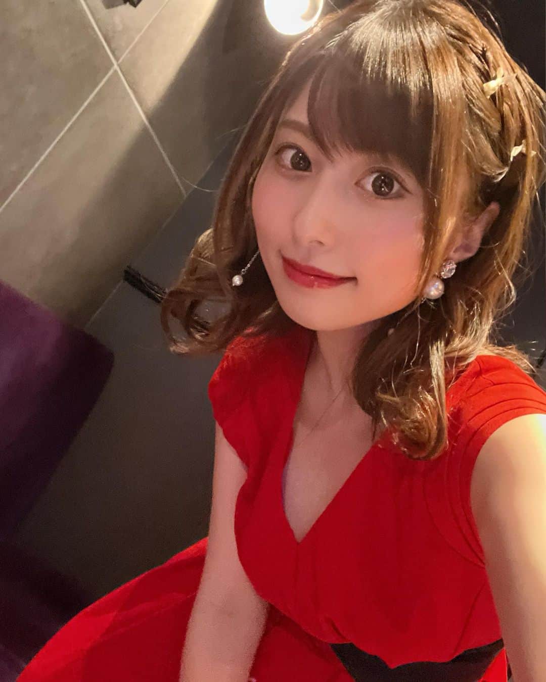 のインスタグラム：「❤️🐉 . . 昨日の Red Dragon 1日出勤イベント 本当に本当に ありがとうございました！！！！！ . . 久々だったし イベント告知も短かったしで 色々不安がたっぷりでしたが . たっっくさんの方が来てくださり 本当に嬉しかったです！✨ 心からありがとうございます！ . . 4階と8階を行ったり来たりして 沢山歩いたなーって思ったら 携帯の万歩計？が 10,000歩超えてて お酒飲みながら 『健康的だー！！！！✌️』 なんて話してました🤣笑 . イベント出勤の後は なんか体重減ってて いつも測るの楽しみなんだー🥴笑笑 . . 久々に出勤して幸せだなって思うのは 普段逢えない方に逢えること そして 普段逢えてる方とゆっくり話せる事☺️ . . 昨日も全てのお席で 幸せな時間が過ごせました！ . . 10年ぶり、5年ぶり！ . なんて方も来てくださったり これから夢を叶えるための 挑戦をするから！ と 記念に遊びに来てくれたり！☺️ . . 私に逢って 嬉しそうにしてくれた姿や 好きになってくれた経緯などを 話してくれたりして お酒が入ってるからこそ 言ってくださる言葉も 本当に一つ一つが宝物です✨ . . 1人でお家にいる時間が増えると 私このままで良いのかなー なんて考える事も多いのだけど . 【こうして続けていて良かった】 . って思わせてくれる時間です。 . 誰かの活力になれているって 本当、奇跡のように凄い事だって！ . 皆さんからまた 教えていただけた1日でした🥰 ありがとうございました！ . . 次のイベントはまた しばらく空くと思うけど その時にまた会おう！って約束したのを 楽しみに これからまた頑張ります！ . . 素敵な時間を ありがとうございました！ . 明日のイベントも 楽しむぞー✊ . . #roppongi #dress #reddragon #六本木 #キャバクラ」