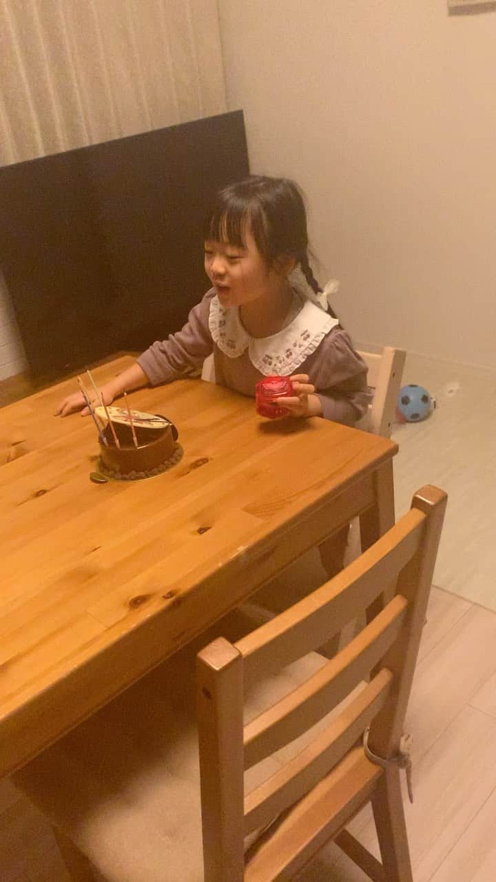 駒井善成のインスタグラム：「6歳の誕生日おめでとう🥰 いつもパパは元気もらってサッカー頑張れてるよ👍✨ 6歳も健康で元気にいてね😊 #誕生日 #12月11日 #6歳 #来年小学生 #早いなぁ🤣」