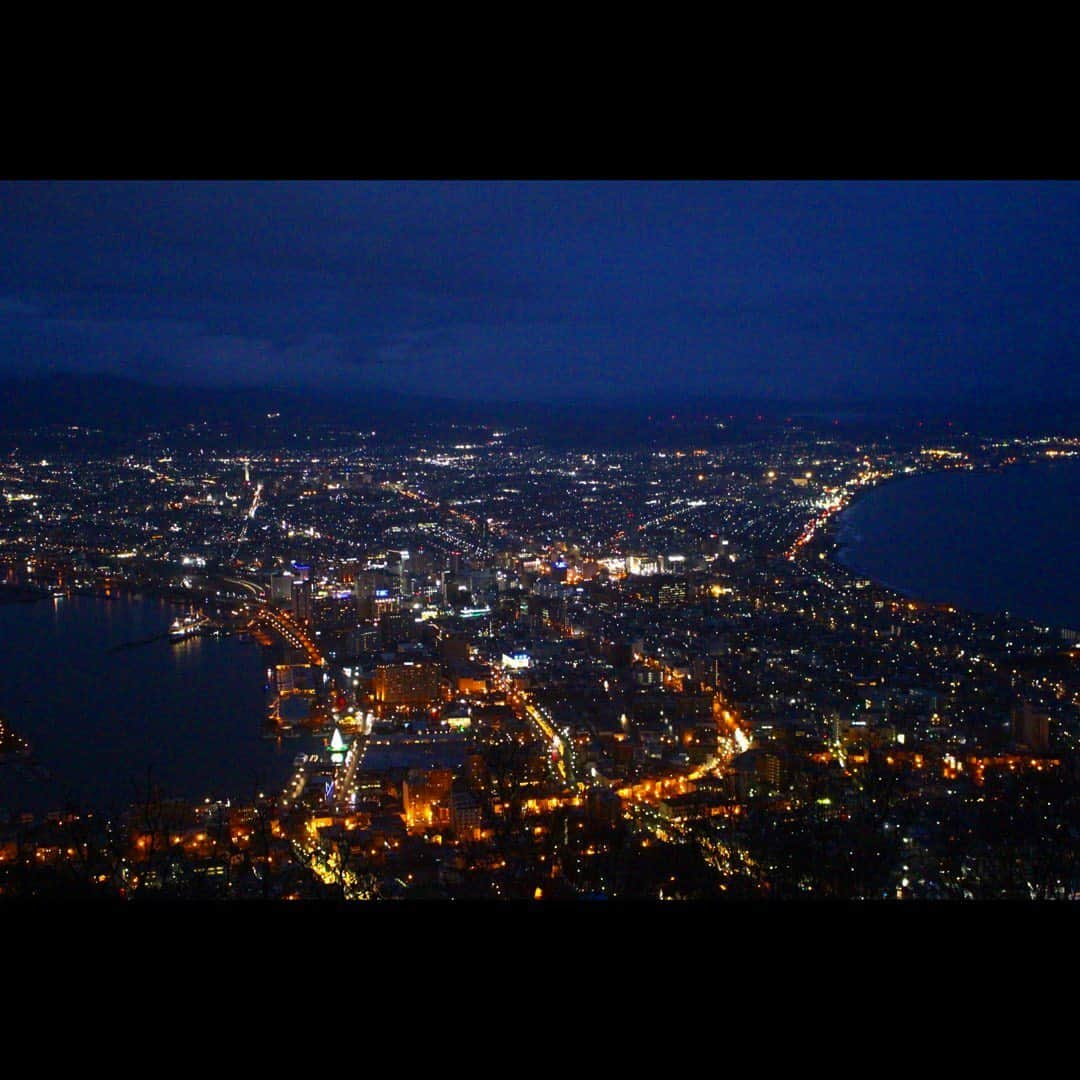 彩香のインスタグラム：「＊ 夜景とイルミネーション✨ 函館の夜は本当に輝いてて、ずっとこの景色を眺めていたいなって思うくらいうっとりしちゃいます…♡ はこだてクリスマスファンタジーは、12月25日までですよ🎁🎅🎄 ＊ ＊ ＊ #函館 #はこだて #旅 #函館観光 #函館夜景 #夜景 #絶景スポット #はこだてクリスマスファンタジー #金森赤レンガ倉庫 #函館国際観光コンベンション協会」