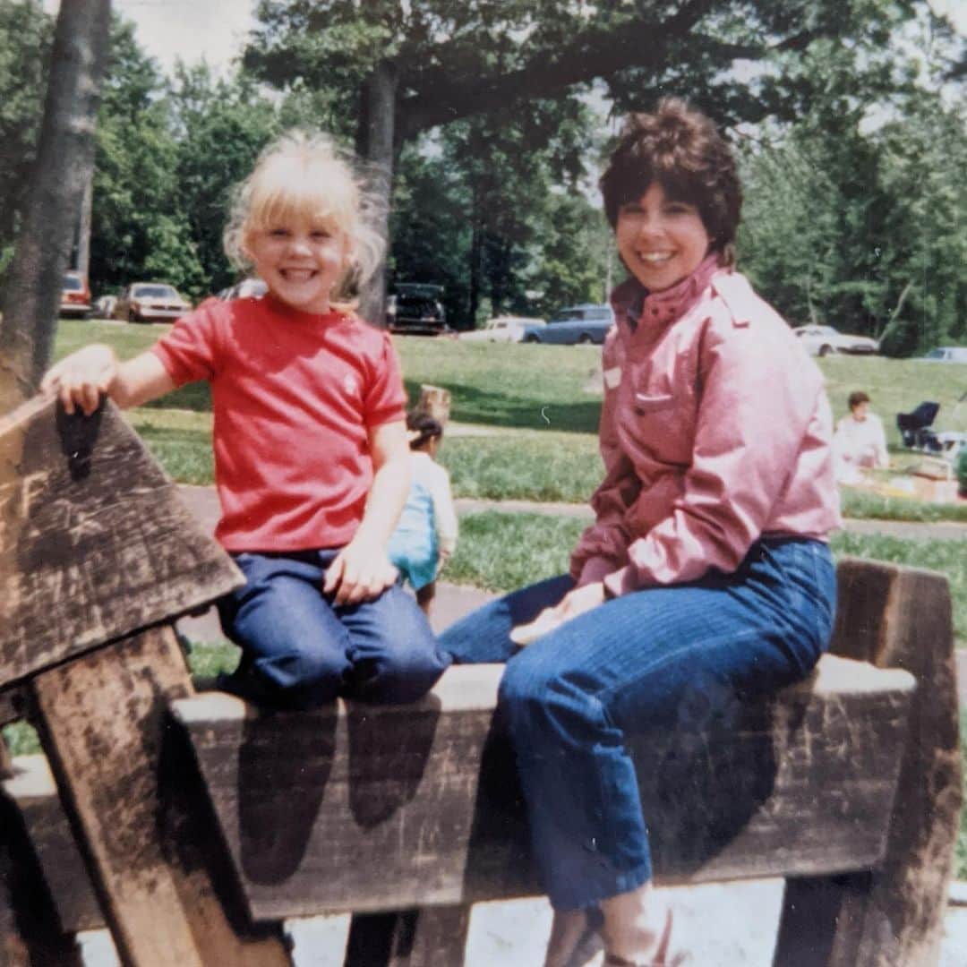 P!nk（ピンク）のインスタグラム：「My mom sent me this long lost photo tonight and I can’t get over our smiles. I don’t remember that day, which makes me think of all the days I wish I could recall. I love this photograph. Look how beautiful she is. 💕」