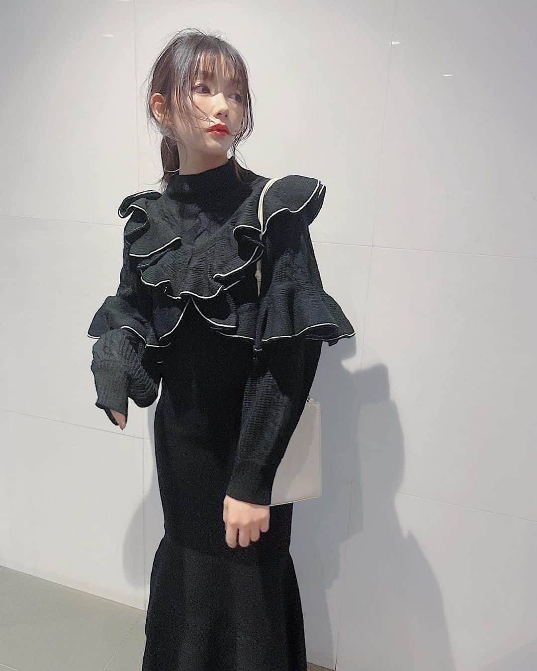 のインスタグラム：「珍しく女子なワンピース🖤  @grl_official さんの。  普段はカジュアルめな服装が好きだけどたまーに女の子っぽい服も着たくなる〜。  マーメイド型のスカートとフリルがボリューミーで可愛いの〜。クリスマス時期にぴったりかもっ🎄笑  一枚でコーデ完成します✌︎  たまにはありですか？  #grl#グレイル#プチプラ#ootd#code#ブラックコーデ」