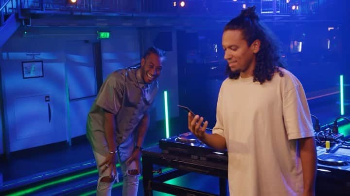 サネリー・ジェームズのインスタグラム：「Vanavond 20.30 op NPO1 in MINDF*CK: @sunneryjames en @ryanmarciano 💥 ⠀⠀⠀⠀⠀⠀⠀⠀⠀ . . . #illusie #sjrm #magic #music #mindfck #victormids #melkweg #hoedan」