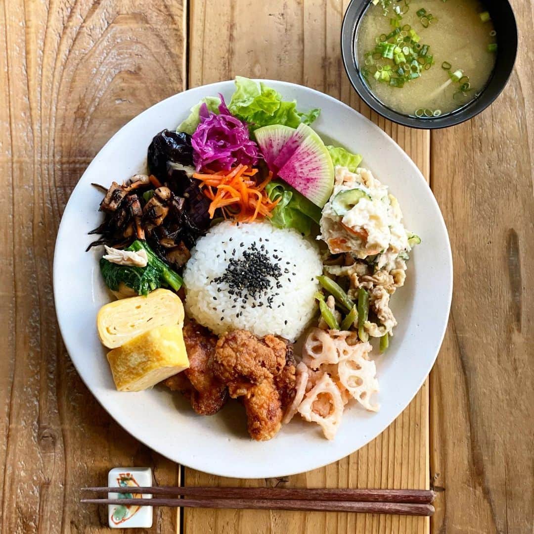Atsukoのインスタグラム：「今日のワンプレートとお弁当 2021.12.11  鶏の唐揚げ 卵焼き ひじき煮 モロッコ隠元と豚肉炒め 明太レンコン ポテトサラダ なすの揚げ浸し 菜の花とササミの中華風 ラペ  具だくさんワンプレート。 久しぶりに作ったー！ おかずを少しずつたくさんの種類をのせると、どれを食べようかなーて選べるのが良い😋 茄子の揚げ浸しが美味すぎて、二日連続で作ってみた😂😂 カロリーは高いけど、やはり茄子は揚げたのが1番うまい❤  さて今回のバチェラー4ですが。 原田泰造似の、コウコウさん。 もう来週最終回😱はやっ💦 バチェラレッテの時もこんな早かったっけ？笑 どっち選ぶのかたのしみだなー🤔🤔」