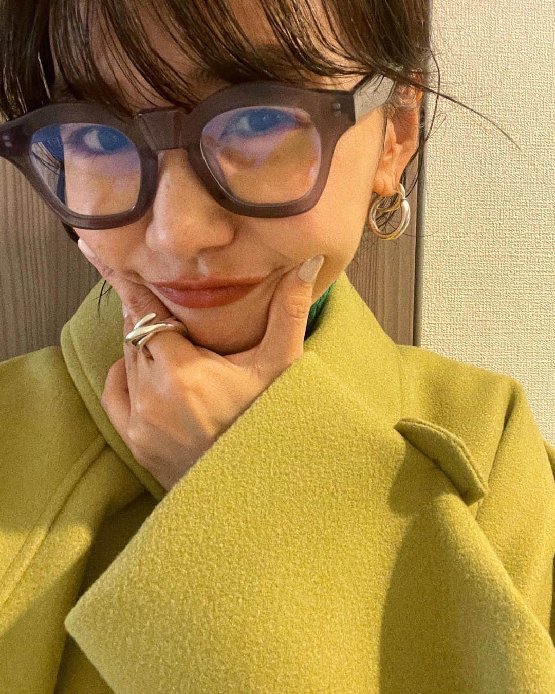 ungrid_yurieさんのインスタグラム写真 - (ungrid_yurieInstagram)「. 私服と少し前から出番多めなパンツ😶‍🌫️  コート #cotorica  ニット,パンツ #searoomlynn スニーカー #converse バッグ #vasic メガネ #sanself   黄緑とピンクを合わせたかった日🧚🏽‍♀️ #知久カジ#カラーファッション#カジュアル服」12月11日 17時27分 - chiku_y34