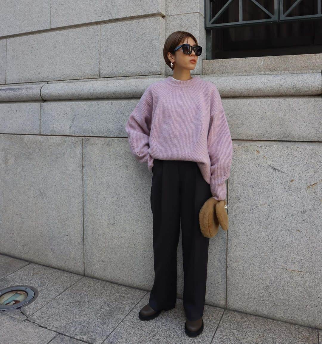 正中雅子のインスタグラム：「pink🌸  お気に入りのアゼニットは、このピンクカラーもめちゃ好きで選べない🥺 青みのあるピンクが春も気分♡  パンツは、ウールトラウザー！  今年最後の入荷は12/13 14:00です☺︎  #MACHATT #masaco服」