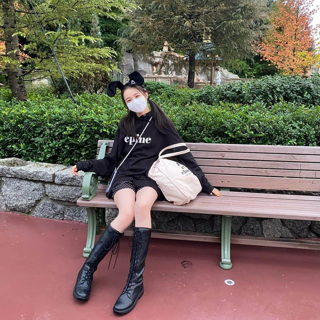 林芽亜里さんのインスタグラム写真 - (林芽亜里Instagram)「🎀 ⁡ なーちゃんとディズニー!!🏰🐭 ⁡ すっんごーく楽しすぎる1日でした♡♡ たくさん美味しい物食べれて、いろんなアトラクション乗れて、たくさん話して笑って、幸せだったぁ🤤 ⁡ それにそれに！夜のパレードも見ることも出来たの✨ なーちゃんとふたりでパレードをとても楽しんでいたのでその時の写真は撮っておりません🙋‍♀️笑 ⁡ なーちゃんと撮った写真もまた載せるね\(◡̈)/ ⁡ #林芽亜里」12月11日 17時48分 - meari__hayashi