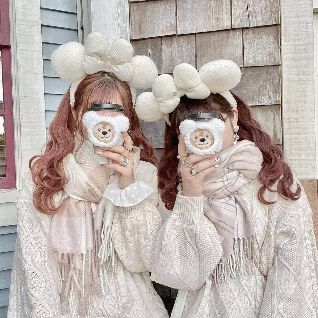 R i R y (リリー)さんのインスタグラム写真 - (R i R y (リリー)Instagram)「『 冬の #ディズニーコーデ ❄️』　　  寒い中でも可愛いディズニーコーデが着たい！🤍 #ファンキャップ なら耳も温めてくれるから特におすすめです🏰  ✴︎---------------✴︎---------------✴︎� � ▶▶掲載する写真を募集中📸� カワイイ写真が撮れたら、@velle.jp をタグ付けするか、ハッシュタグ #velle_jp をつけて投稿してみてね♪� � velle編集部と一緒にカワイイで溢れるvelleを創っていこう😚🤍  ✴︎---------------✴︎---------------✴︎� #disneyland #tokyodisneyland #ディズニーバウンド #ミニーバウンド #ミニーコーデ #カチューシャ #ミニーカチューシャ #シミラールックディズニー #シミラールック #お揃いコーデ #お揃いディズニー #ワントーンコーデ #チェックスカート #カラフルコーデ #ディズニー #ディズニーランド #ディズニーシー #東京ディズニーランド #お洒落さんと繋がりたい #ファッション好きな人と繋がりたい #双子コーデ #冬コーデ #ホワイトコーデ #ssコロンビア号　#ディズニーカチューシャ #ディズニークリスマス」12月11日 18時01分 - velle.jp