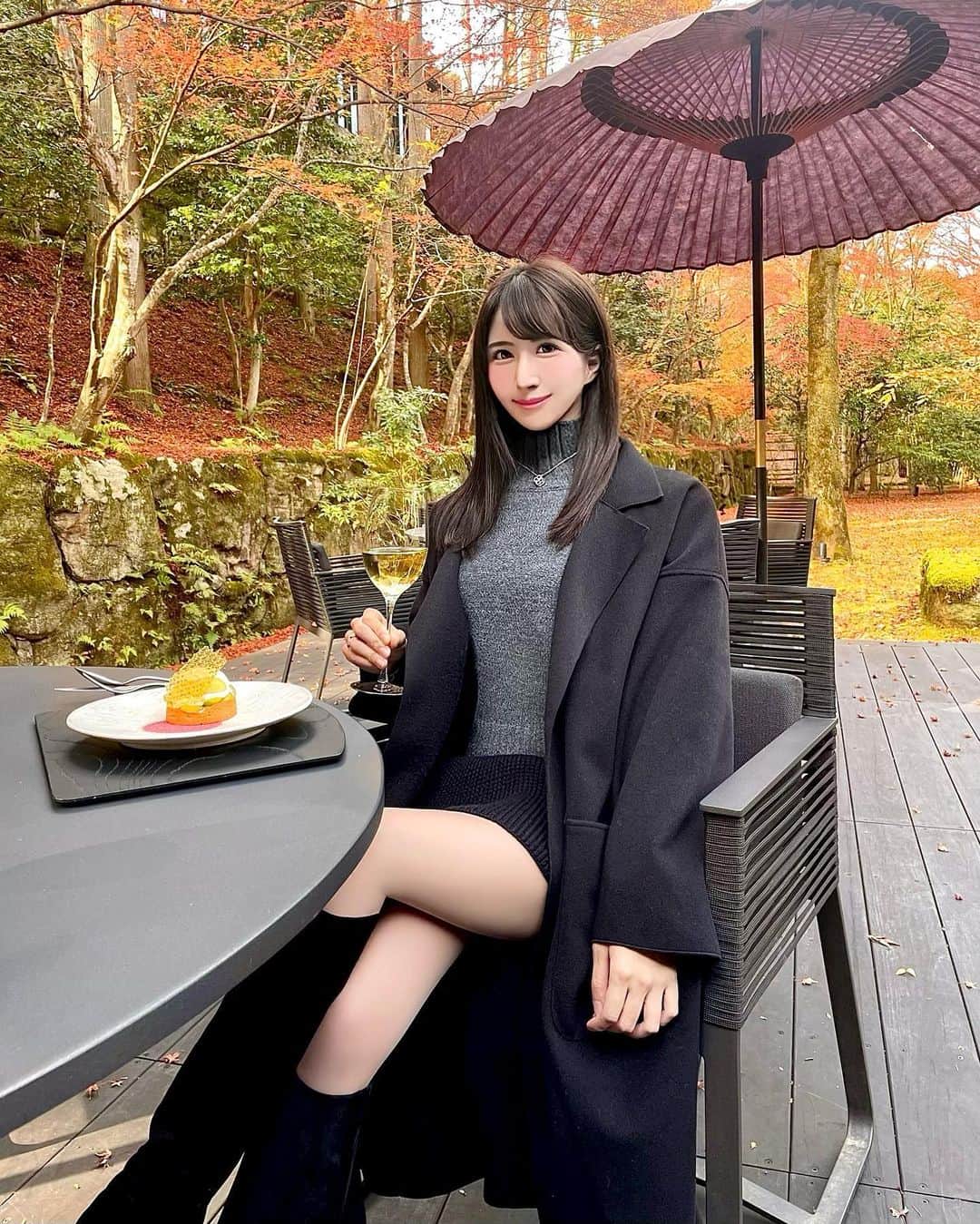 Manaさんのインスタグラム写真 - (ManaInstagram)「🖤🥂𝑨𝑴𝑨𝑵 𝑲𝒀𝑶𝑻𝑶🍂🖤 𝑩𝒆𝒂𝒖𝒕𝒊𝒇𝒖𝒍 𝒋𝒂𝒑𝒂𝒏𝒆𝒔𝒆 𝒔𝒕𝒚𝒍𝒆 𝒉𝒐𝒕𝒆𝒍 . こんばんは✨ 今日は、先日の京都旅行で宿泊した 旅館やホテルを載せていきます☺️💕 . まずはアマン京都 @aman_kyoto . 1年前の夏にも宿泊させていただいたのですが 青々とした新緑の頃の景色とはまた違う 美しさと新しい感動がありました✨ 夏も秋もどちらも良かったです . 冬や春もまた全く違うのかなぁと思うと また次の旅への楽しみになりました💓 . お部屋やお食事だけでなく 温かいおもてなしの心がこもった ホスピタリティも素晴らしいので いつも、また行きたいなぁと感じます…♡ . . 黒で統一されたアマンらしいシックな雰囲気の ラウンジに合わせて私もブラックコーデ♥ コートとセーターは @grl_official です♪ . . 次は旅館をご紹介します🥰✨ . . . . #京都 #アマン #アマン京都 #京都観光 #京都旅行 #秋コーデ #ブラックコーデ #コートコーデ #グレイル #grl #ホテルラウンジ #日本庭園 #ホテルステイ #ステイケーション #京都カフェ #京都ランチ #シャンパン #白ワイン #京都ホテル #紅葉 #紅葉狩り #2021秋冬 #そうだ京都行こう #kyoto #kyotojapan #amankyoto #aman #amanresorts」12月11日 18時31分 - mana.tcy