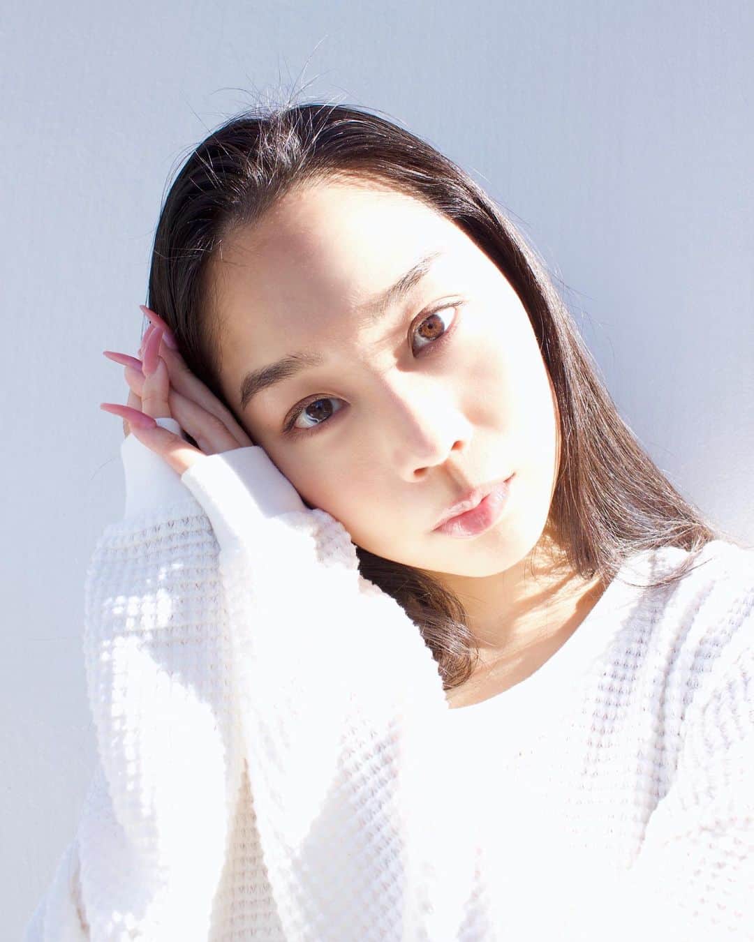 TOKINEのインスタグラム：「No-Makeup Makeup Look 💄✨✨ 程よい艶と凹凸、透明感と抜け感を意識したメイク🤍✨ 📸 by @yuka__yamauchi 👼✨ 女優として活躍するゆかの写真展を見に行って、私もゆかに写真を撮ってもらいたい😳と思った日から数ヶ月。 こんなに早く叶うなんて😭ありがとう😭✨✨」