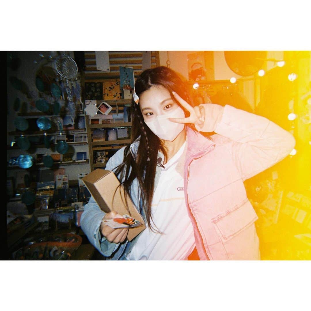 ITZYさんのインスタグラム写真 - (ITZYInstagram)「🍊 YEJI's VLOG in JEJU ITZY-DO 🍊   📍Scan ITZY-DO QR code right now! Find YEJI's favorite place in JEJU🍜」12月11日 19時00分 - itzy.all.in.us