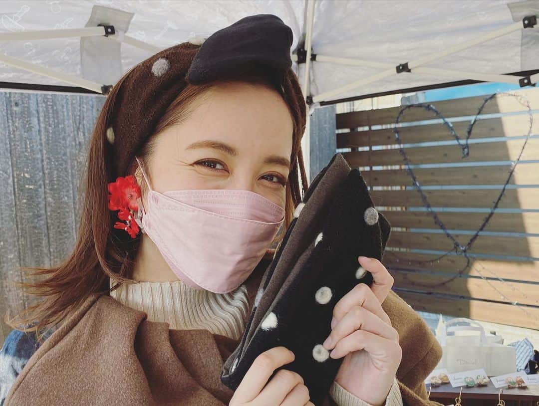 のインスタグラム：「🛍 ・ 姉のお友だちが出店してるイベントに 家族で遊びに行ってきた😍 インスタで気になってたもの 一目惚れしたもの 衝動買いも含めて大満足なお買い物💗 ・ かわいくって、しかもお手頃で🤤 危うく頭も耳も足りなくなるほど 買うところでした🤫🤍 (私が手に取るものぜんぶ 姉と色違いやって…ビビった🥲笑) ・ 姉から私、家族や友達へ かわいいが伝染していく感じが なんだか嬉しいなぁと あったかいチャイティー飲みながらしみじみ😚 ・ ・ 高砂市の工楽松右衛門旧宅でやってる 「縁ノ和」 ほっこりチャイティー飲んだり🫖 かわいい鯛焼き食べたり🐟 ヨットに乗ってみたり⛵️ ワクワクかわいらしい催しでした💛 明日もやってるそうですよ💗 ・ ・ ・ #たけだの日常 #かぞくのじかん #shopping #ヘアバンド #帽子 #ピアス #バレッタ @cheeese318  @kinooko_」
