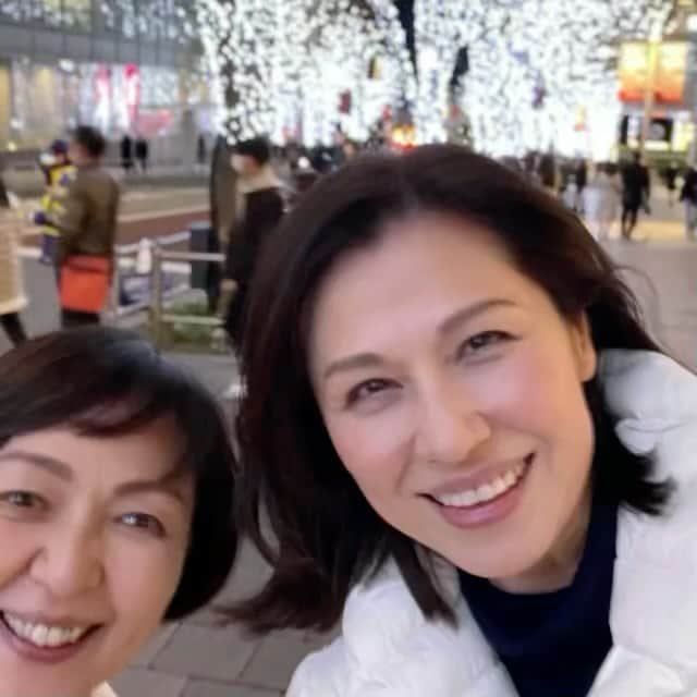 会津くみこのインスタグラム：「クリスマス🎄ムードに彩られた街並みを眺めているだけでも幸せな気持ちになってくる、ロマンティックな夜。。。  おばさん二人ですが、  何か？…😂」