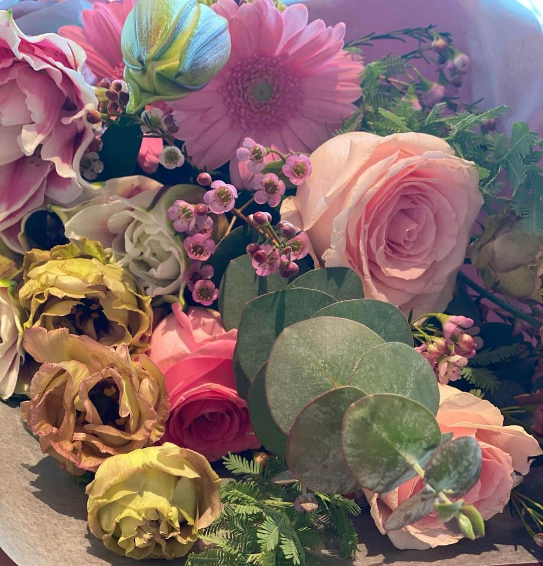 のインスタグラム：「#こんばんは ・ 先日の#花束  ・ こちらのお花はセンスが良くて好き。 友人の　#誕生日 お花を贈る時は ほぼこちらでオーダーしています。 ・ 今回はピンクベースで 大人っぽくお願いしました。 ・ @primavera8783  #プリマベーラ  #目黒花屋 さん #flowers  #flower  #花のある生活  #花のある暮らし  #beautiful #花 #花束 #ブーケ  #綺麗」