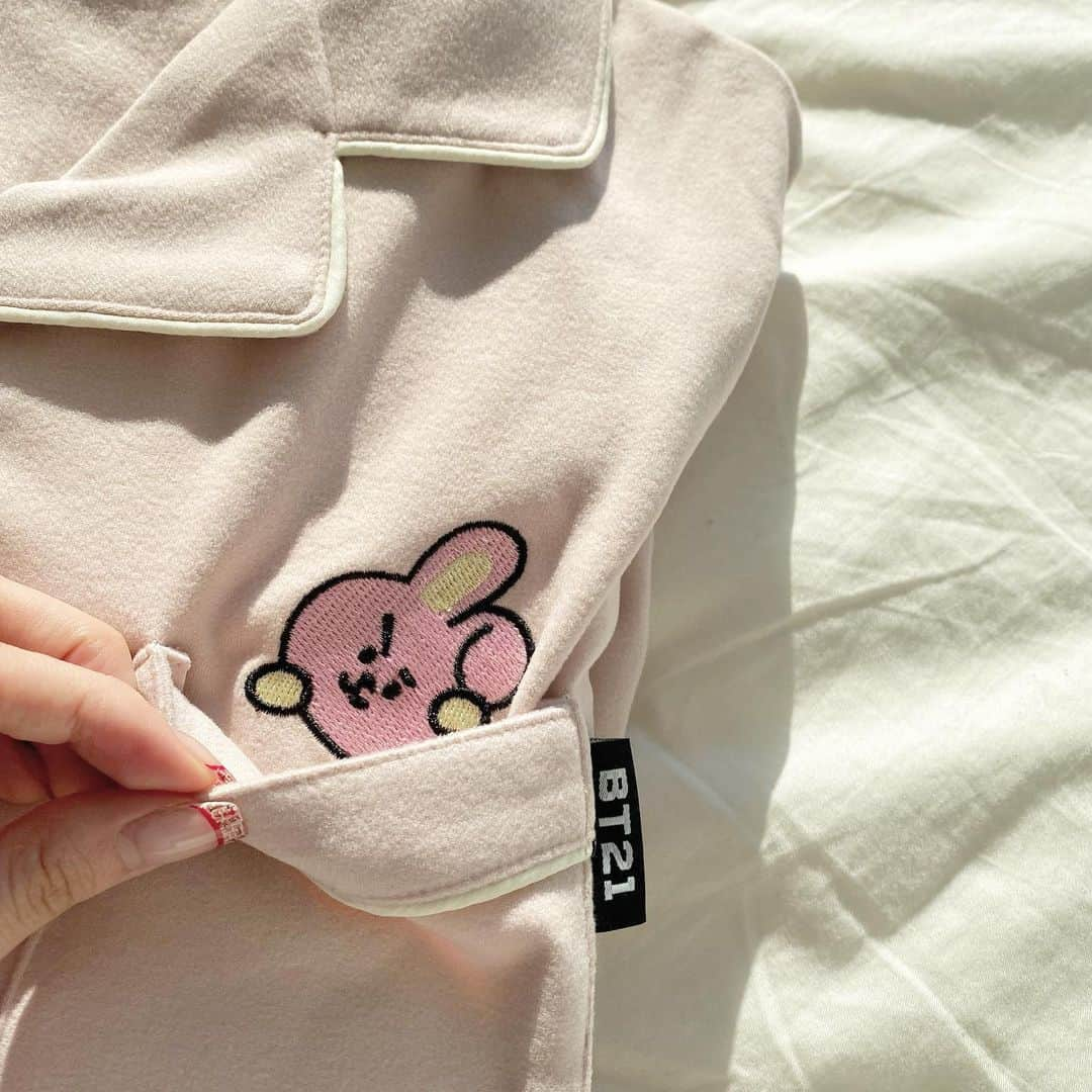 Ayanaさんのインスタグラム写真 - (AyanaInstagram)「😴｜冬用にルームウェアを新調したよ☾´- ⁡ ⁡ BT21のCOOKYが ポケットからひょこっと出てるの✌🏻️〜 これは可愛すぎる… 🤦🏼💕 ⁡ 私のお気に入りのブランドなんだけど これはマシュマロタッチでとってもあたたかい♡  @territoire_official  ⁡ 今日もこの子と一緒にねんねします💤 みなさんも今日1日 お疲れ様でした🤍👏🏻 ⁡ ⁡ ⁡ ⁡ #TERRITOIRE #BT21 #パジャマ #ルームウェア #ルームウェア女子 #パジャマ #bts #cooky #購入品」12月11日 19時58分 - naalunlun