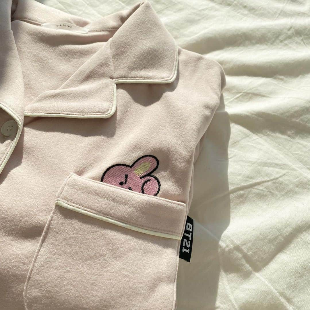 Ayanaさんのインスタグラム写真 - (AyanaInstagram)「😴｜冬用にルームウェアを新調したよ☾´- ⁡ ⁡ BT21のCOOKYが ポケットからひょこっと出てるの✌🏻️〜 これは可愛すぎる… 🤦🏼💕 ⁡ 私のお気に入りのブランドなんだけど これはマシュマロタッチでとってもあたたかい♡  @territoire_official  ⁡ 今日もこの子と一緒にねんねします💤 みなさんも今日1日 お疲れ様でした🤍👏🏻 ⁡ ⁡ ⁡ ⁡ #TERRITOIRE #BT21 #パジャマ #ルームウェア #ルームウェア女子 #パジャマ #bts #cooky #購入品」12月11日 19時58分 - naalunlun