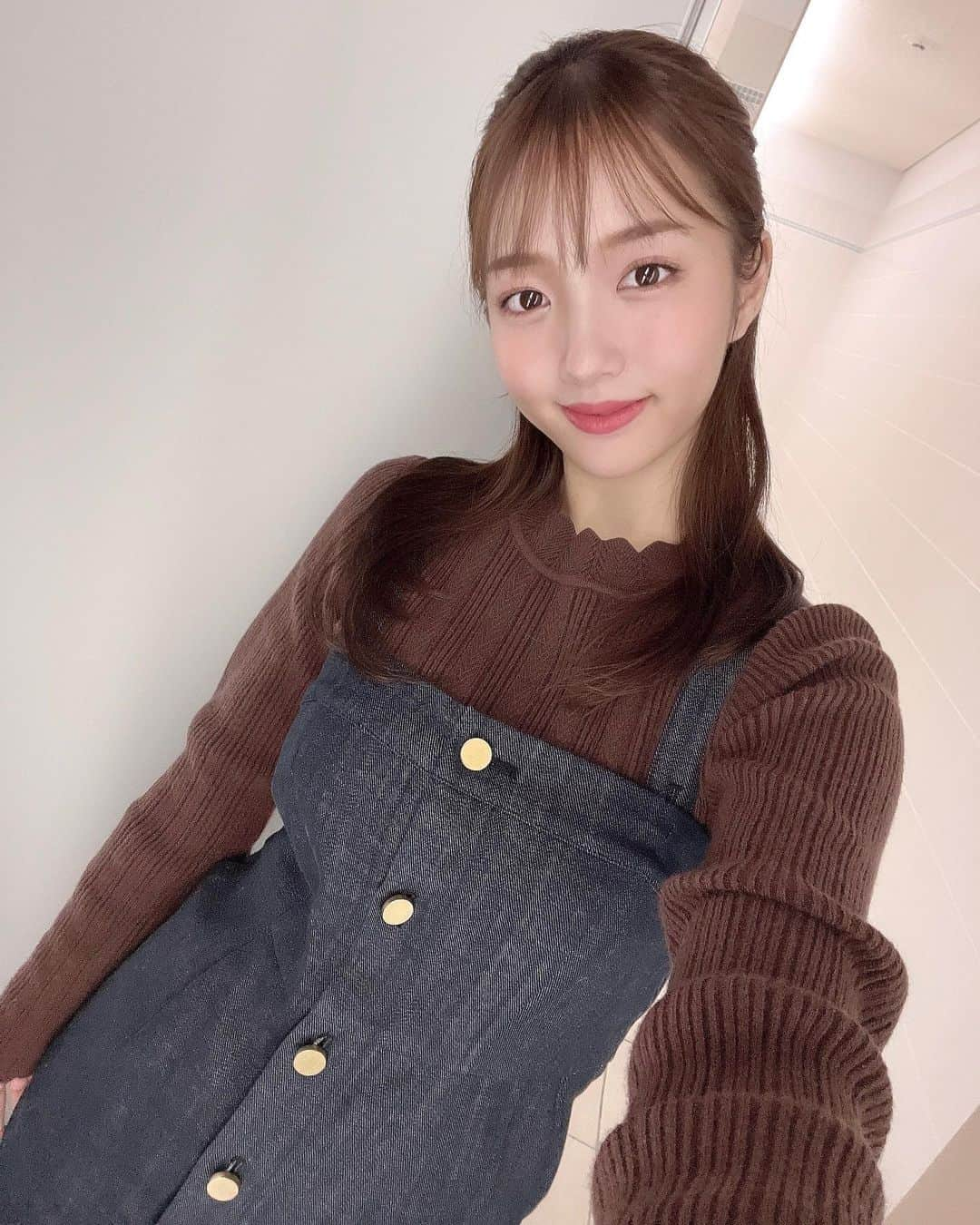 刈川くるみさんのインスタグラム写真 - (刈川くるみInstagram)「こんばんは🍲今週のお衣装です🌙  今週も沢山のロケに 行かせていただきました☃️ 燃えきった！！！❤️‍🔥笑  every.で放送されるので ぜひ見つけてください🌷  ---------------- 1枚目 @and.couture  2枚目5枚目 @blueblackcb  3枚目8枚目 @naturalcouture_official  6枚目 @la_boutique_bonbon_official  ----------------  もつ鍋食べたいなぁ  #newsevery #日本テレビ #日テレ #centforce #刈川くるみ #アナウンサー #衣装 #アナウンサー衣装 #ヘアアレンジ」12月11日 19時56分 - kurumi_karikawa