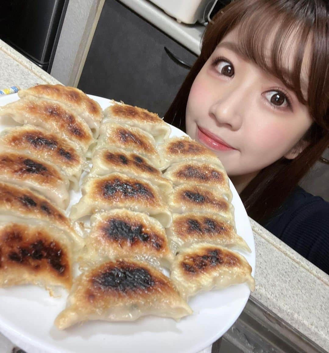 橘遥菜のインスタグラム：「♡ ⁡ 2021/12/11 ⁡ 今日は餃子でした🥟 ⁡ らっしゃっせぇ〜ヽ(*`∀︎´*)ｲﾗｯｼｬｲ ⁡ ⁡ #橘遥菜 #旭化成 #旭化成キャンペーンモデル ⁡」