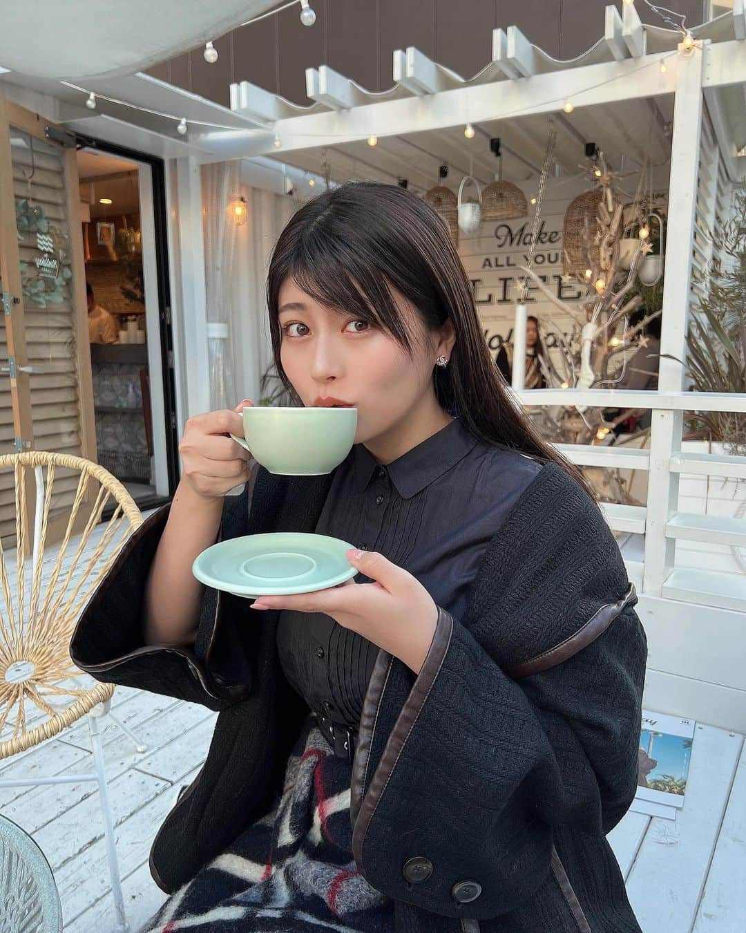 ちとせよしのさんのインスタグラム写真 - (ちとせよしのInstagram)「るなと☕♡ 今日のお昼はぽかぽかおでかけ日和だったね〜♫ 帽子被ってたから前髪ぺちゃんこ😂笑  #恵比寿カフェ #theholiday #pinue #burberry #冬コーデ」12月11日 20時04分 - chitose_yoshino