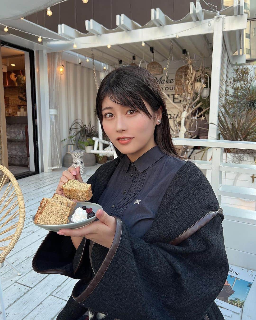 ちとせよしのさんのインスタグラム写真 - (ちとせよしのInstagram)「るなと☕♡ 今日のお昼はぽかぽかおでかけ日和だったね〜♫ 帽子被ってたから前髪ぺちゃんこ😂笑  #恵比寿カフェ #theholiday #pinue #burberry #冬コーデ」12月11日 20時04分 - chitose_yoshino